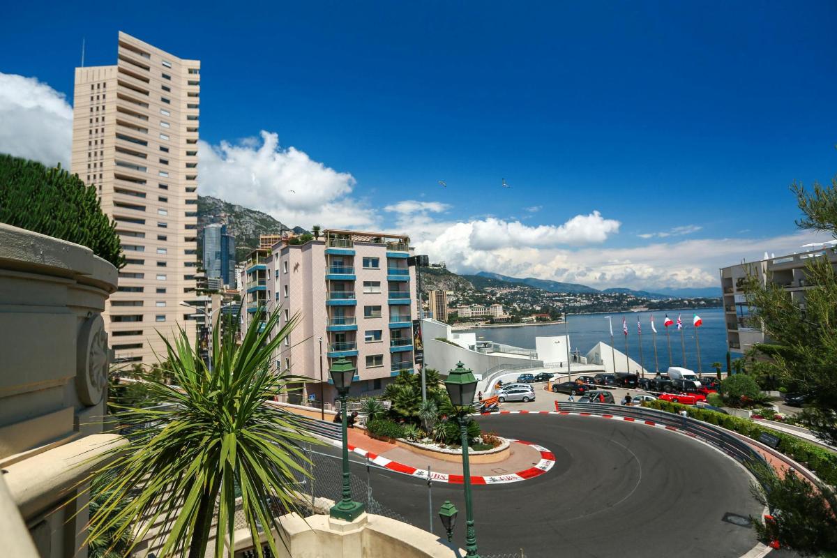uma vista de uma cidade com uma rua e edifícios