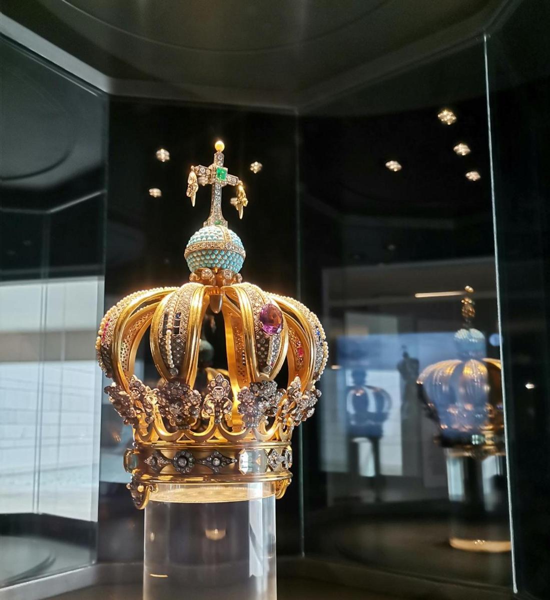 золота корона, виставлена у скляній вітрині