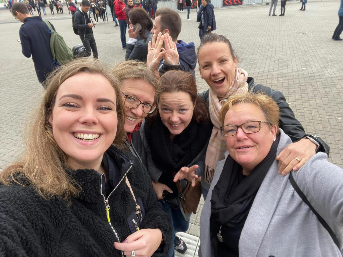 un grup de persones posant per a una foto