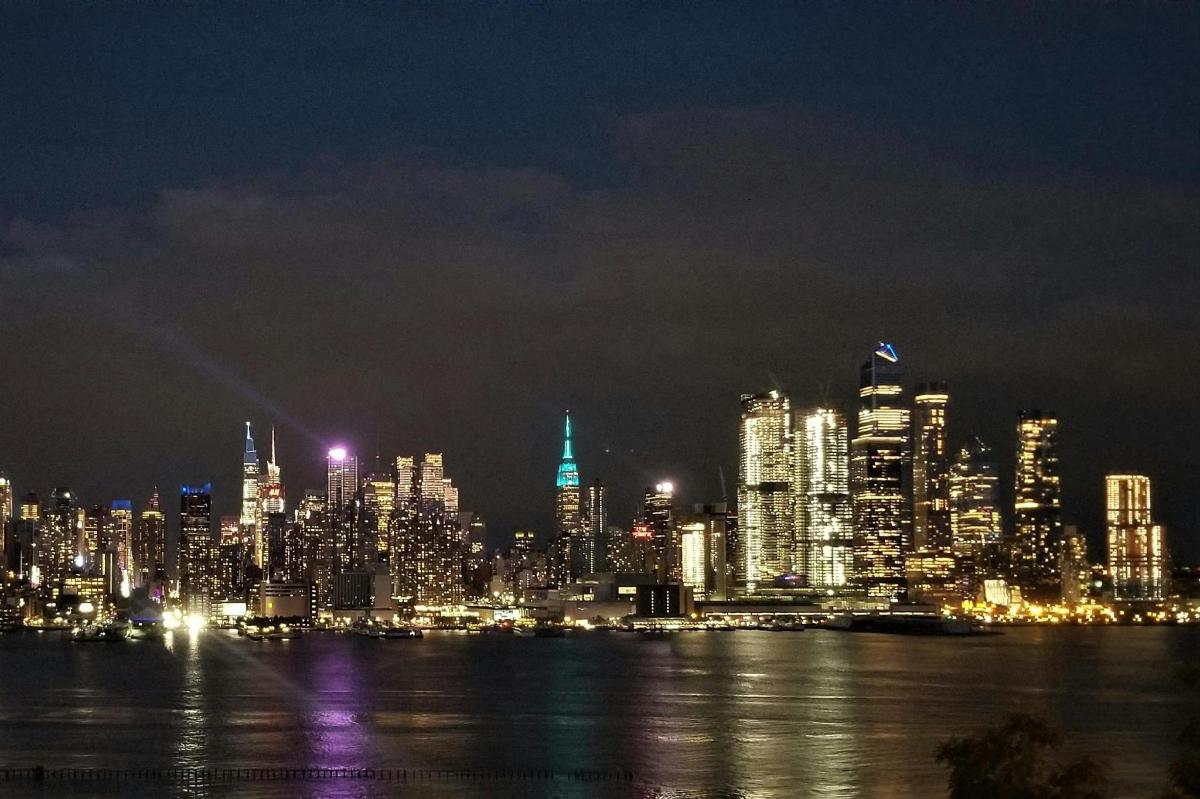 una vista di una città di notte con