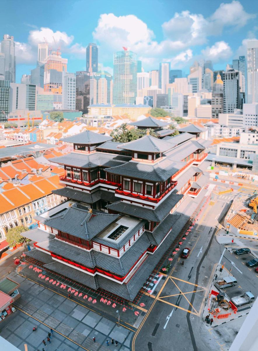 uma vista aérea de um edifício em uma cidade
