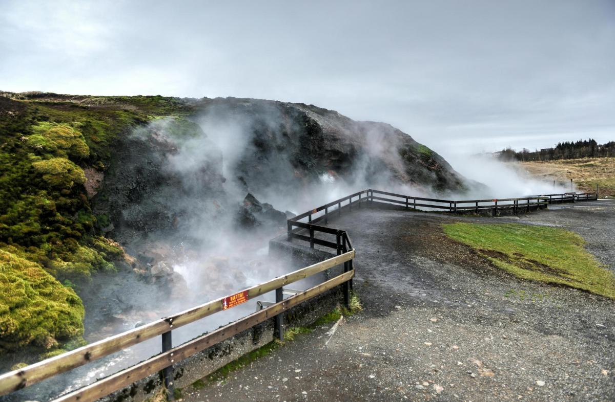 una vista di una cascata da cui esce del vapore