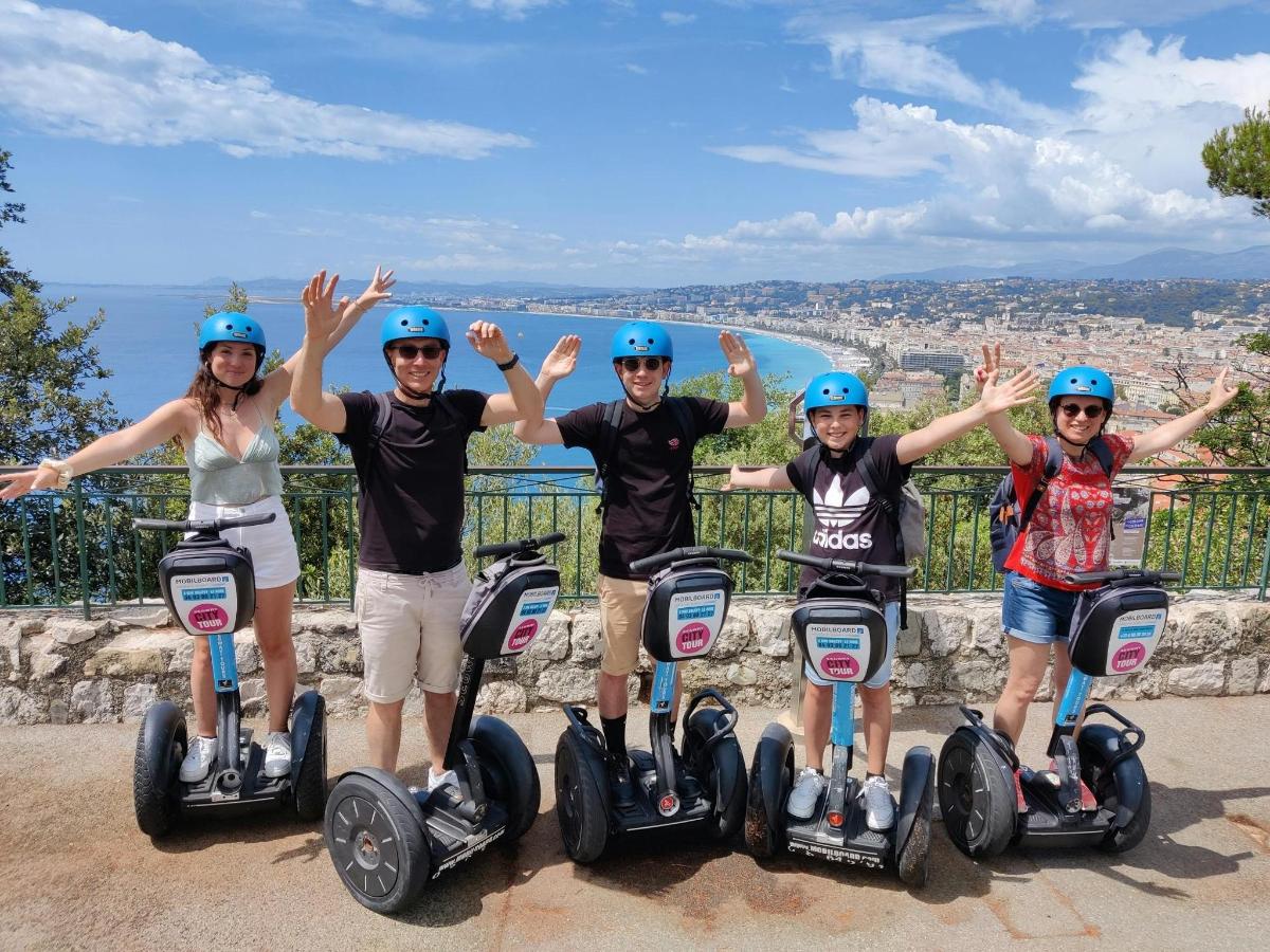 skupina lidí na segwayích na zdi