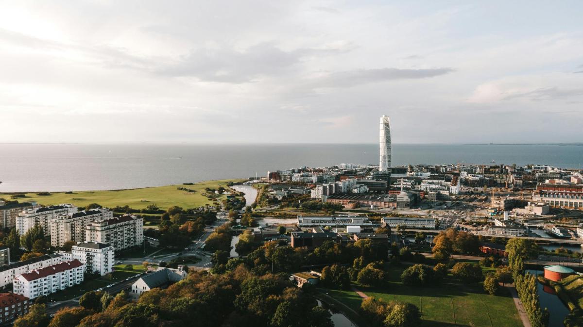 Una vista aérea de una ciudad con una torre alta.