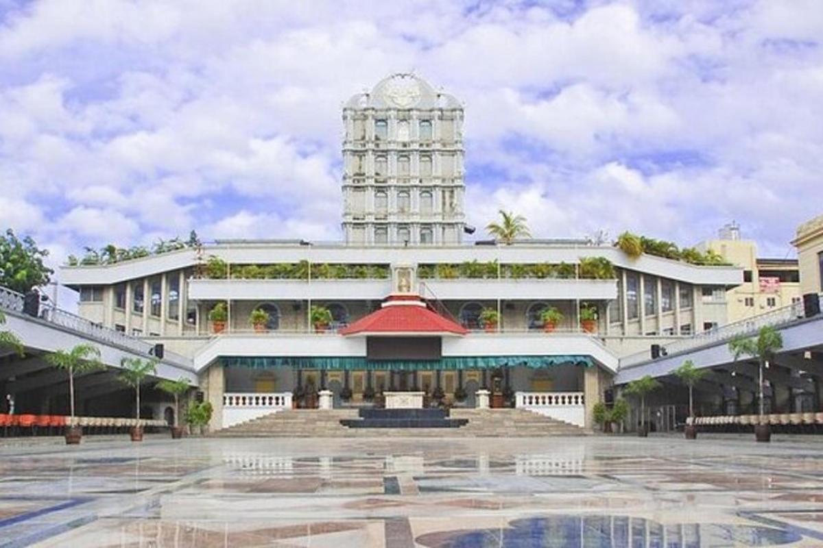 un grande edificio bianco con una torre dell'orologio