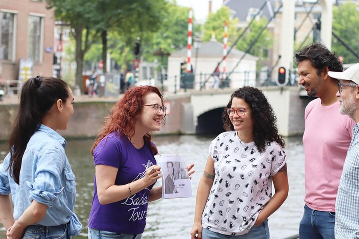 Un grupo de personas de pie junto a un río