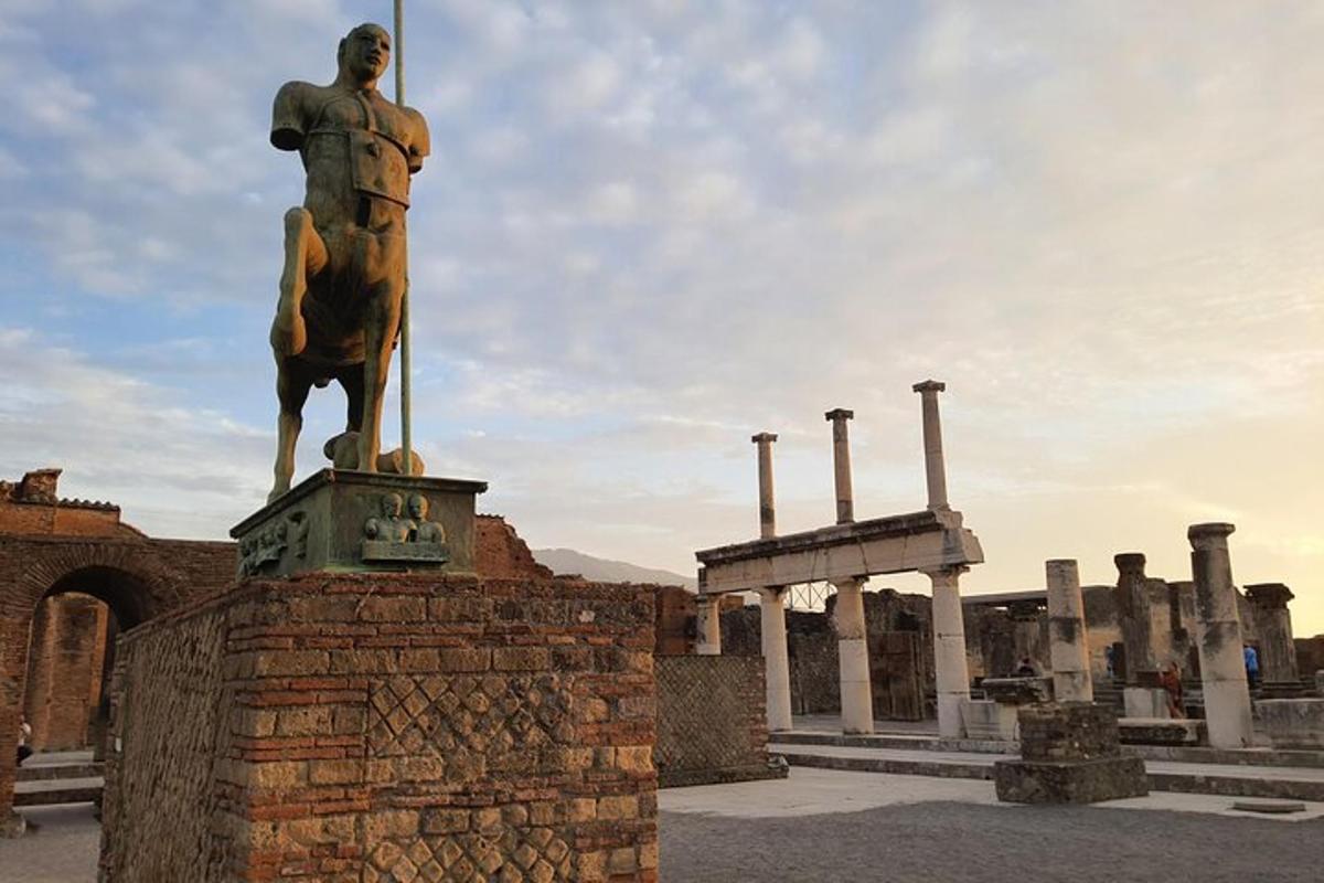 en statue af en mand på en hest foran en bygning