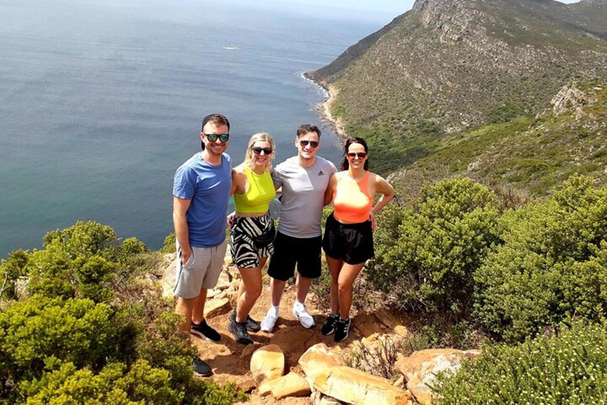 un grup de oameni care stau pe vârful unui munte