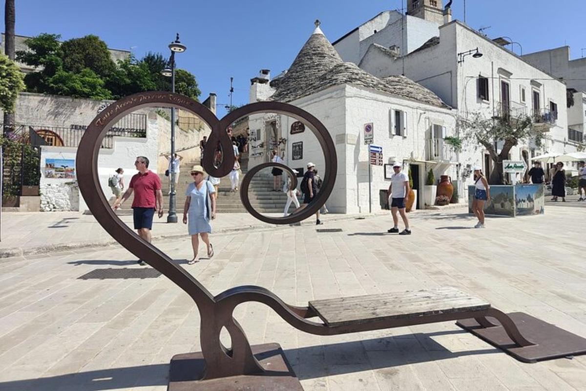 o sculptură a unei perechi de inimioare pe o stradă