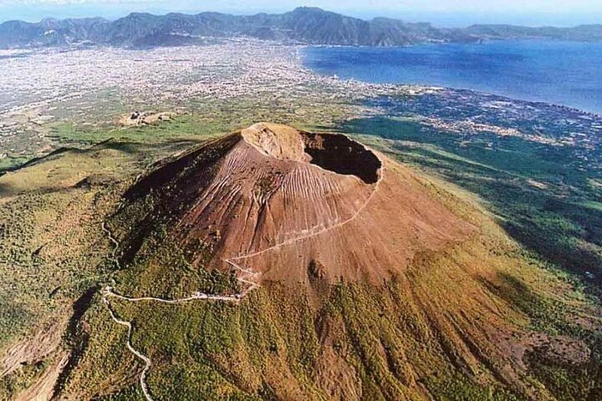 o vedere aeriană a unui munte cu oceanul