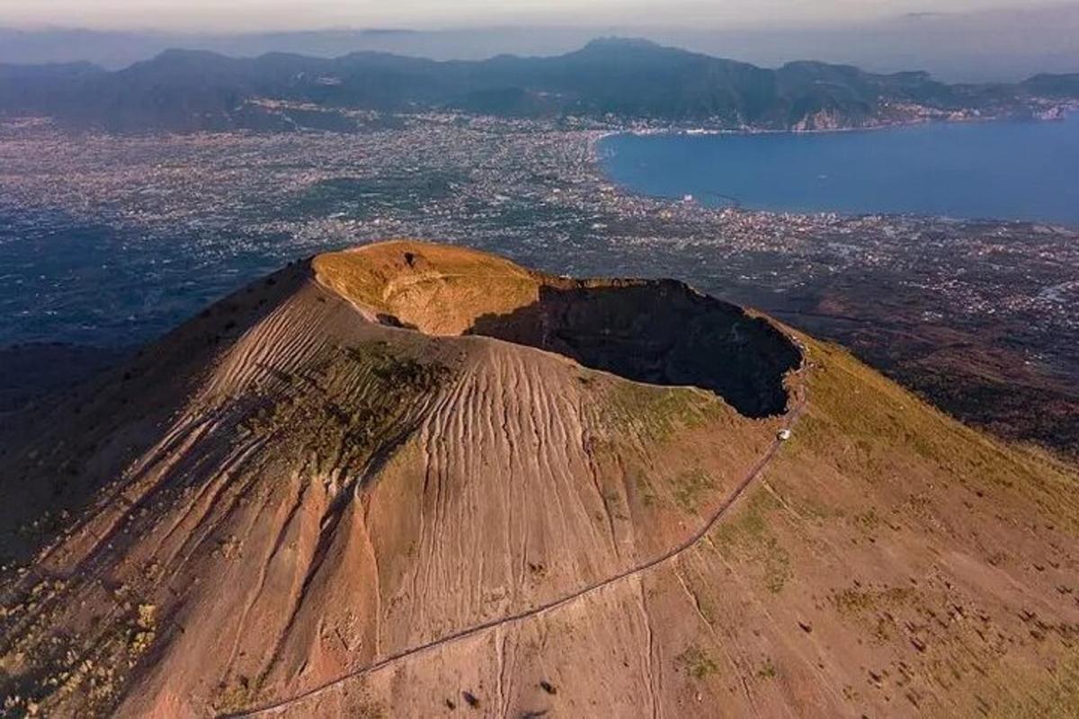o vedere aeriană a unui munte lângă ocean