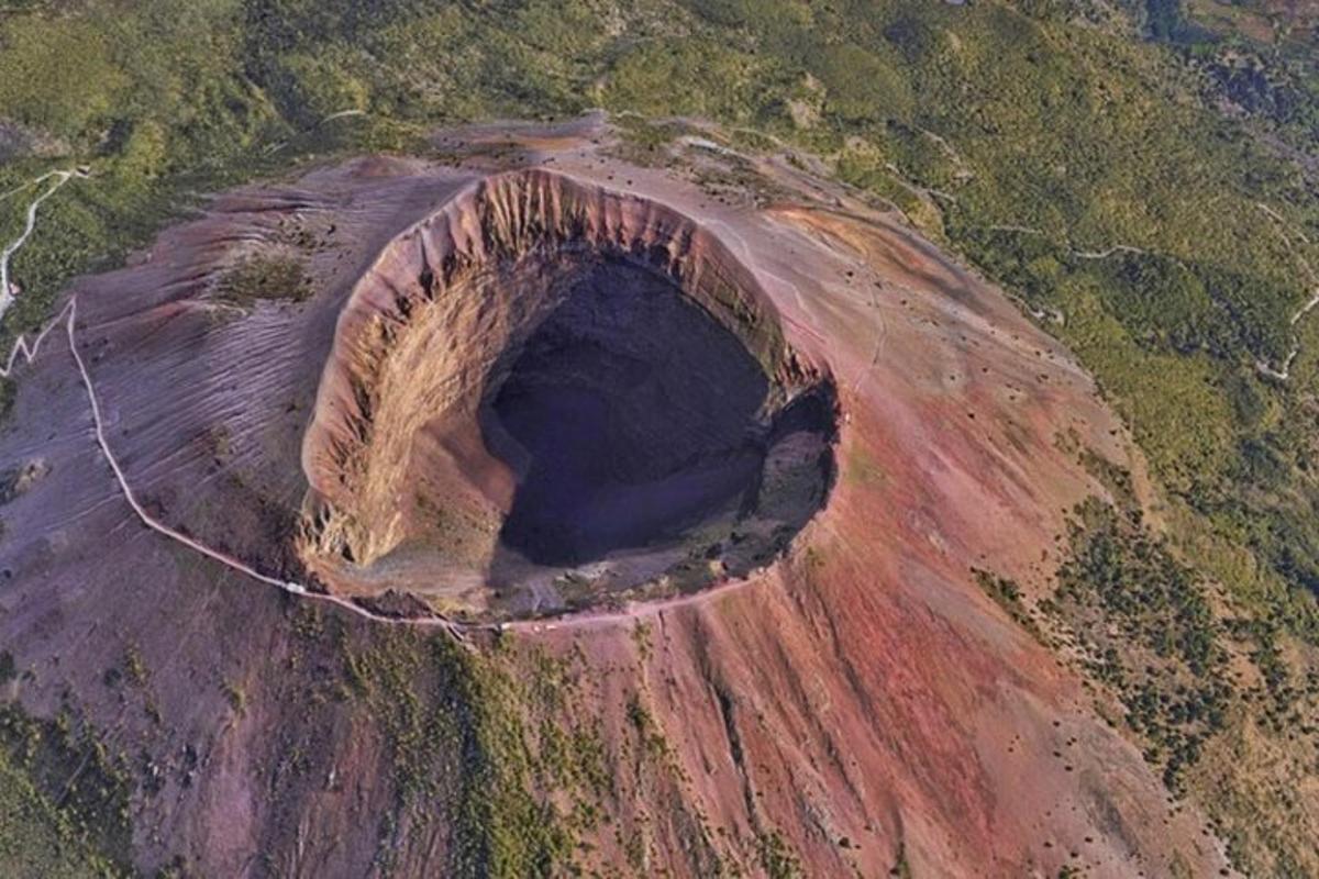 o vedere aeriană a unui crater în mijlocul unui munte