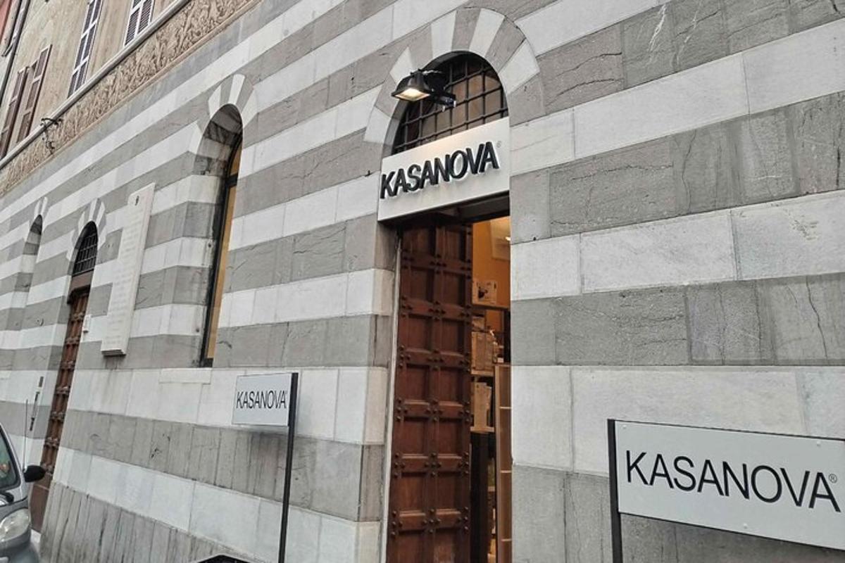 ένα κτίριο με μια πόρτα στο πλάι του