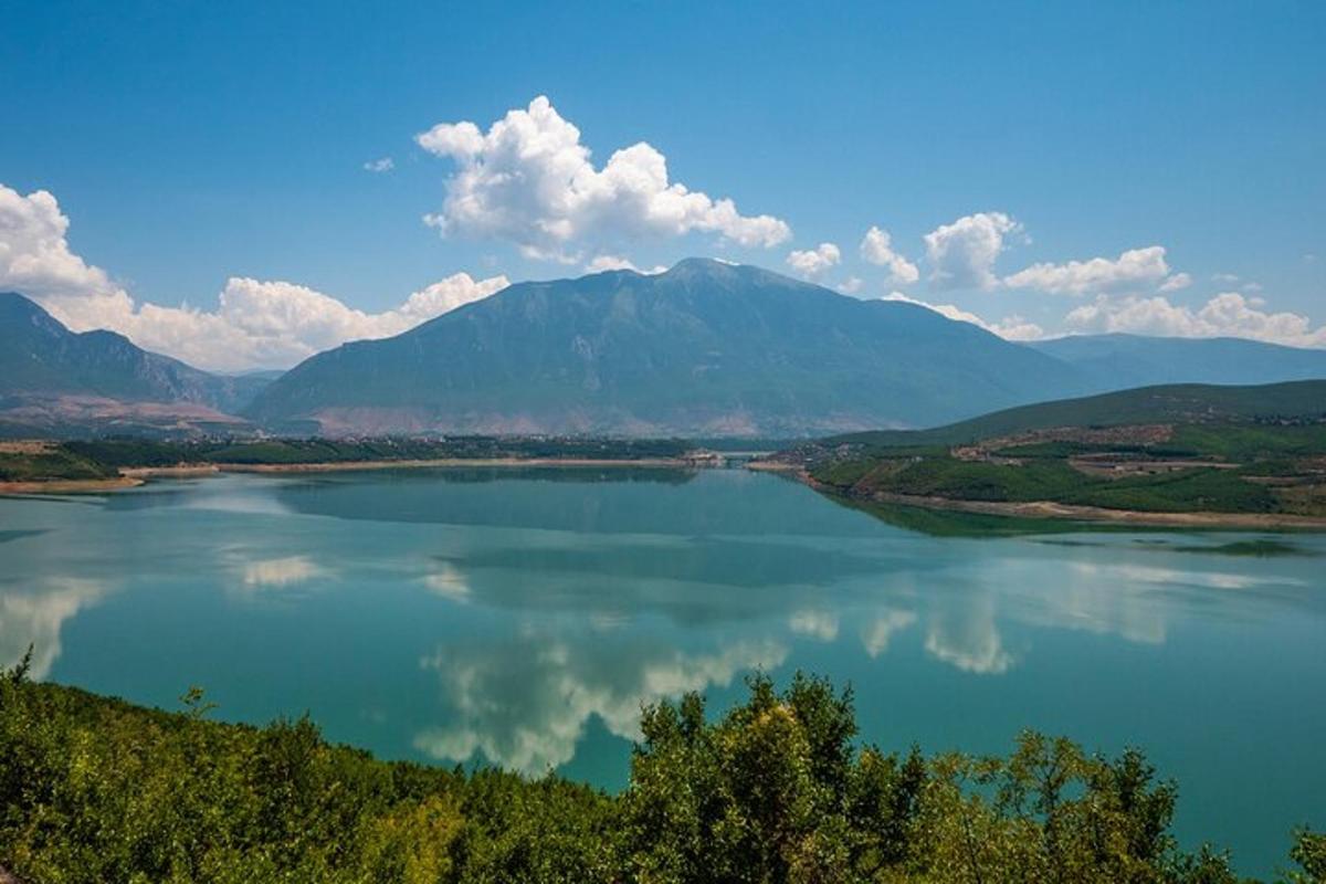 o vedere a unui lac cu munți în fundal