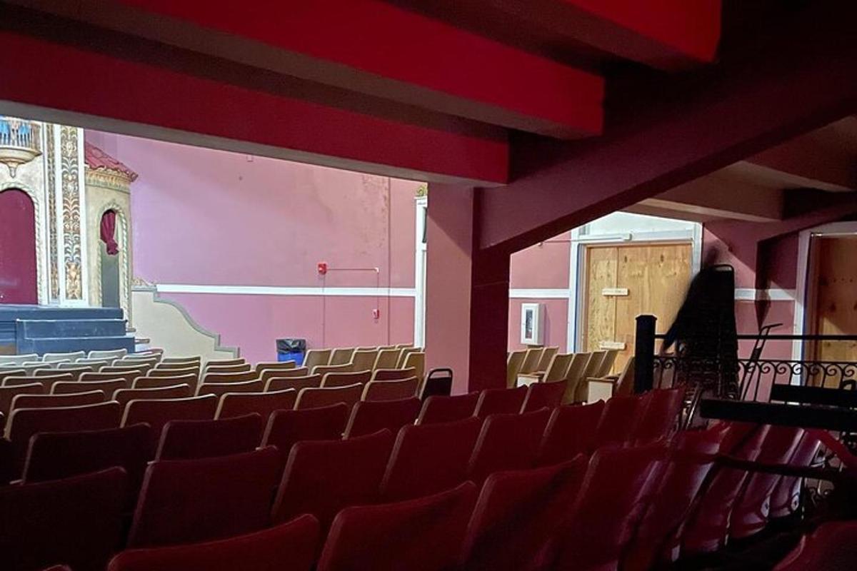 tómur salur með rauðum stólum í byggingunni