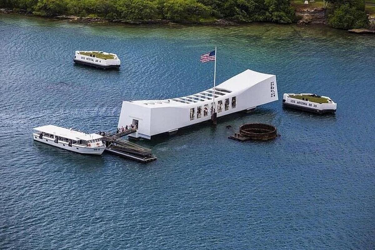 una vista aérea de un edificio en el agua