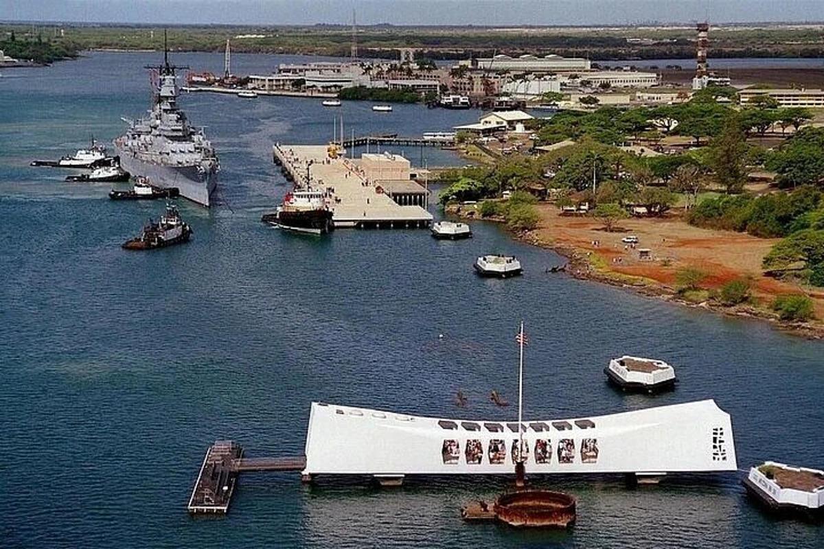 una vista aerea di un porto con barche e una nave