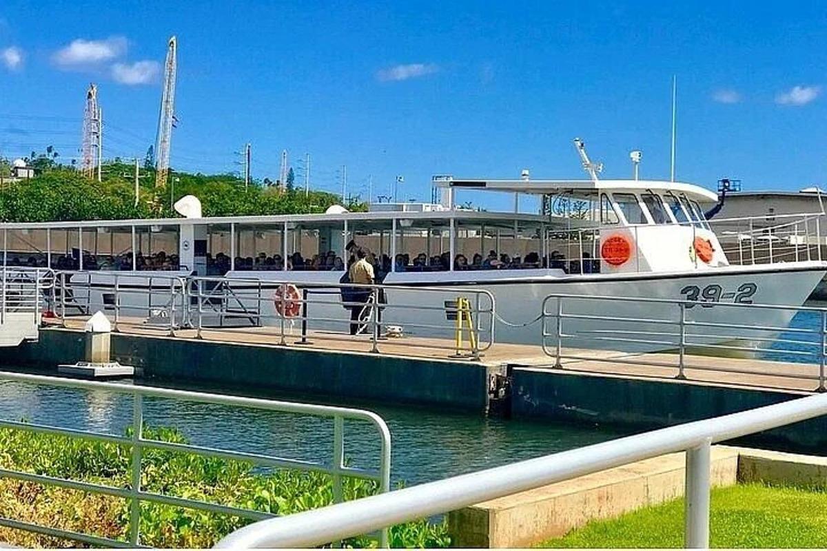 人が乗ったまま桟橋に停泊している船