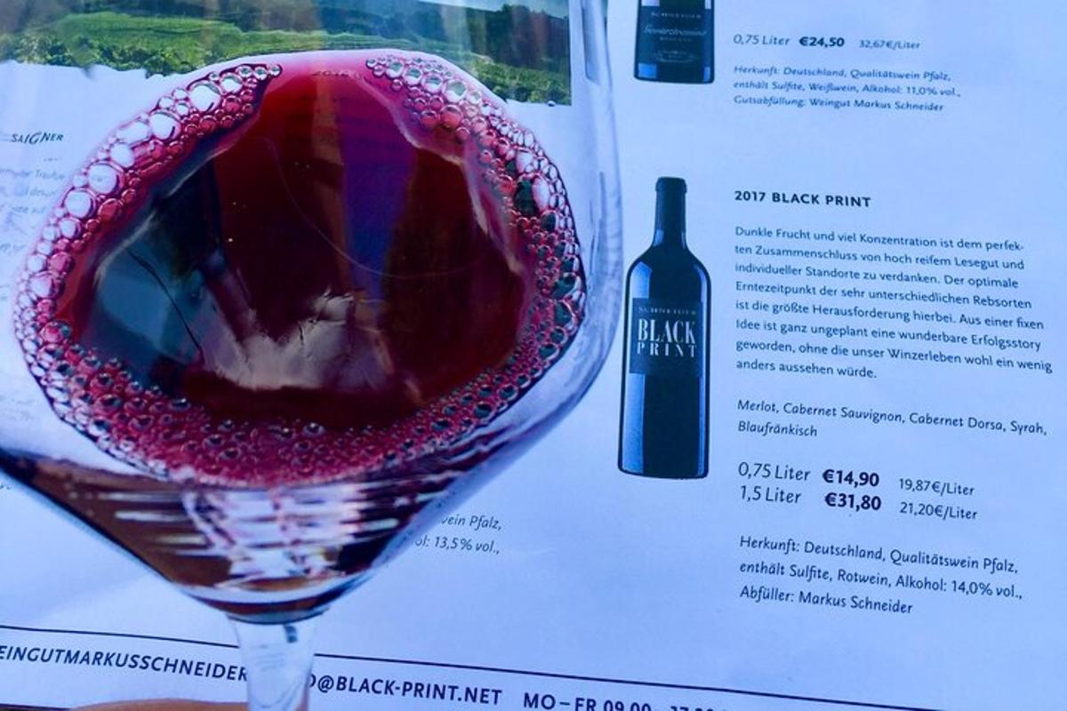 un bicchiere di vino con una bottiglia di vino