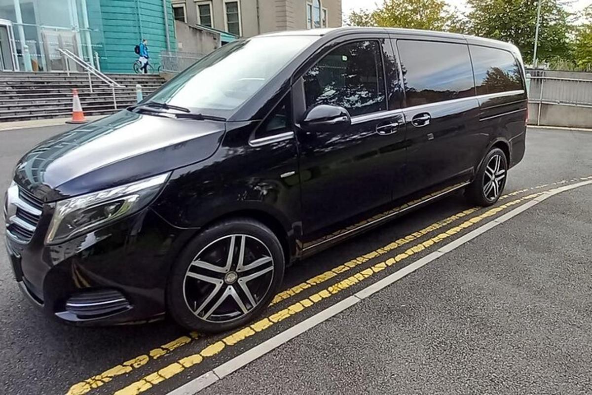 sebuah van hitam diletakkan di tepi jalan
