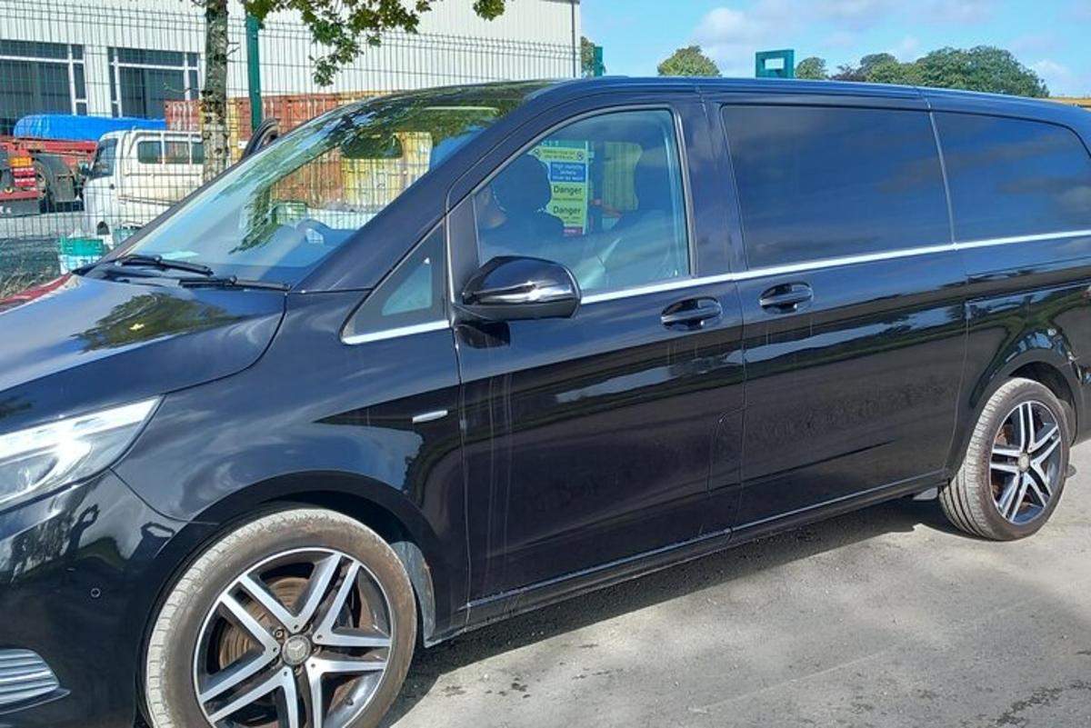 sebuah van biru diletakkan di tempat letak kereta
