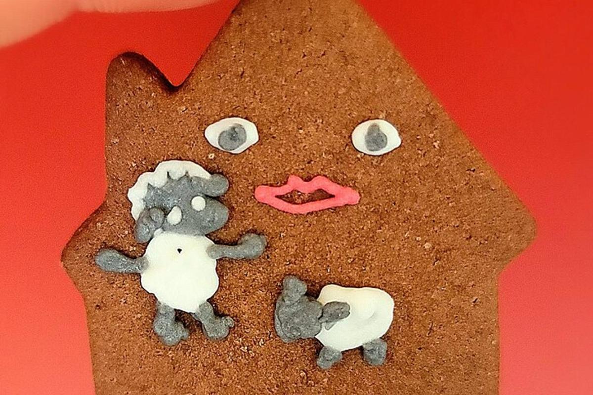 um pedaço de pão com dois animais nele