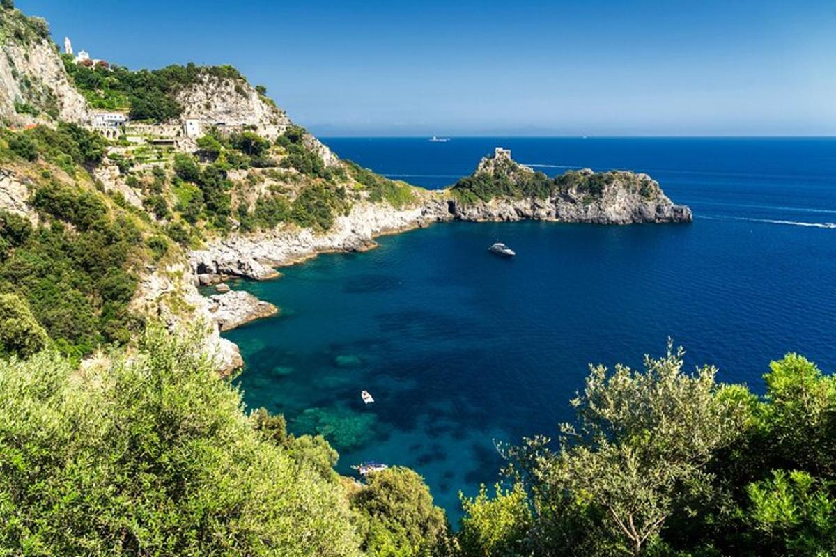 o mare întindere de apă cu bărci în ea