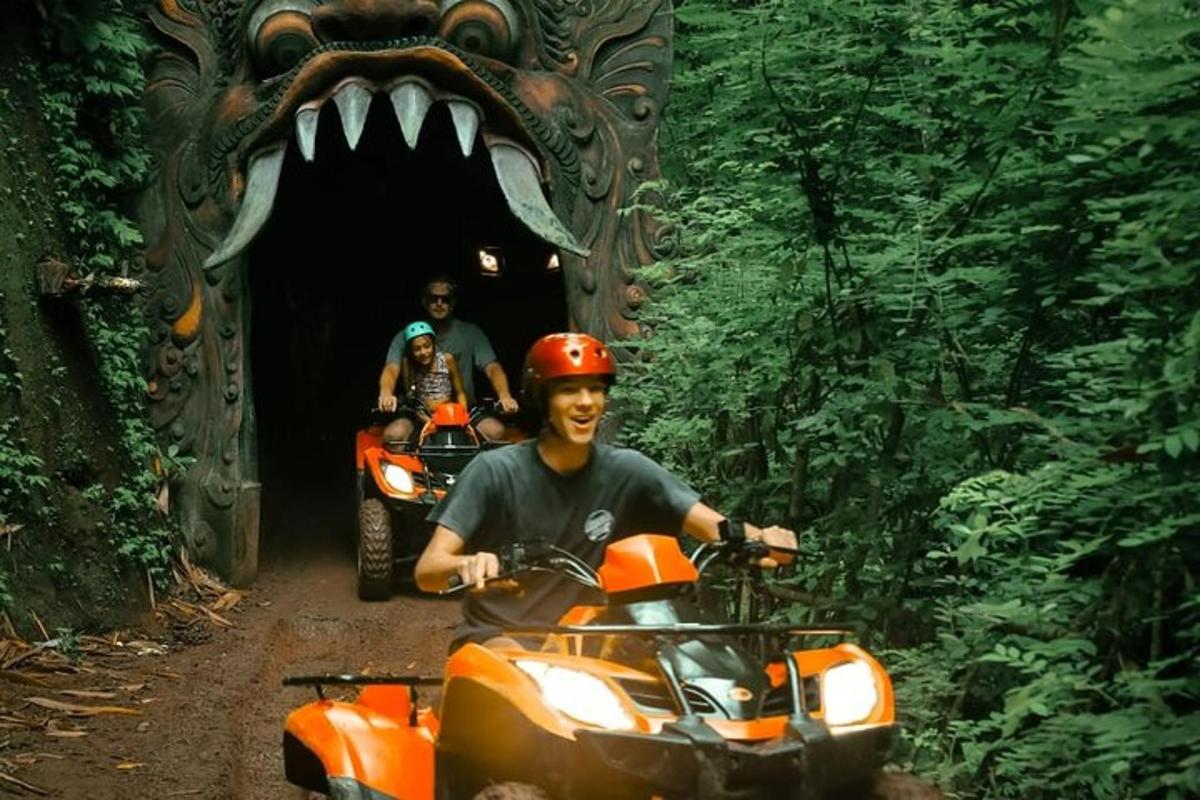 seorang pria di atas ATV keluar dari terowongan dengan mulut hiu
