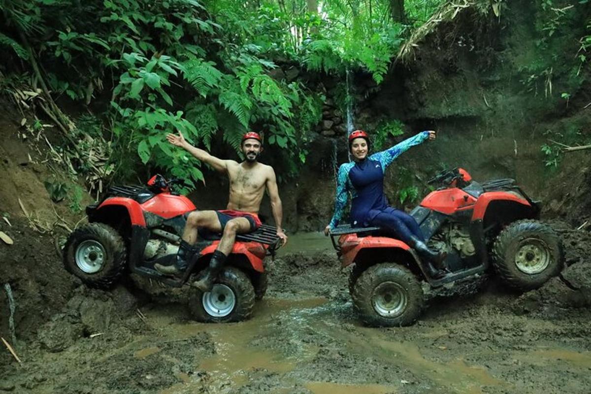 dois homens andando de quadriciclo na floresta