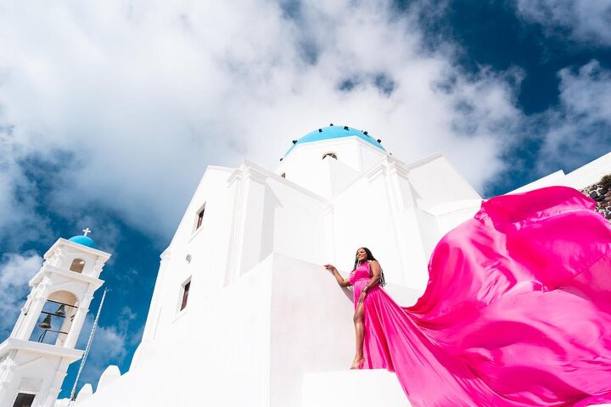 een vrouw in een roze jurk die voor een kerk staat