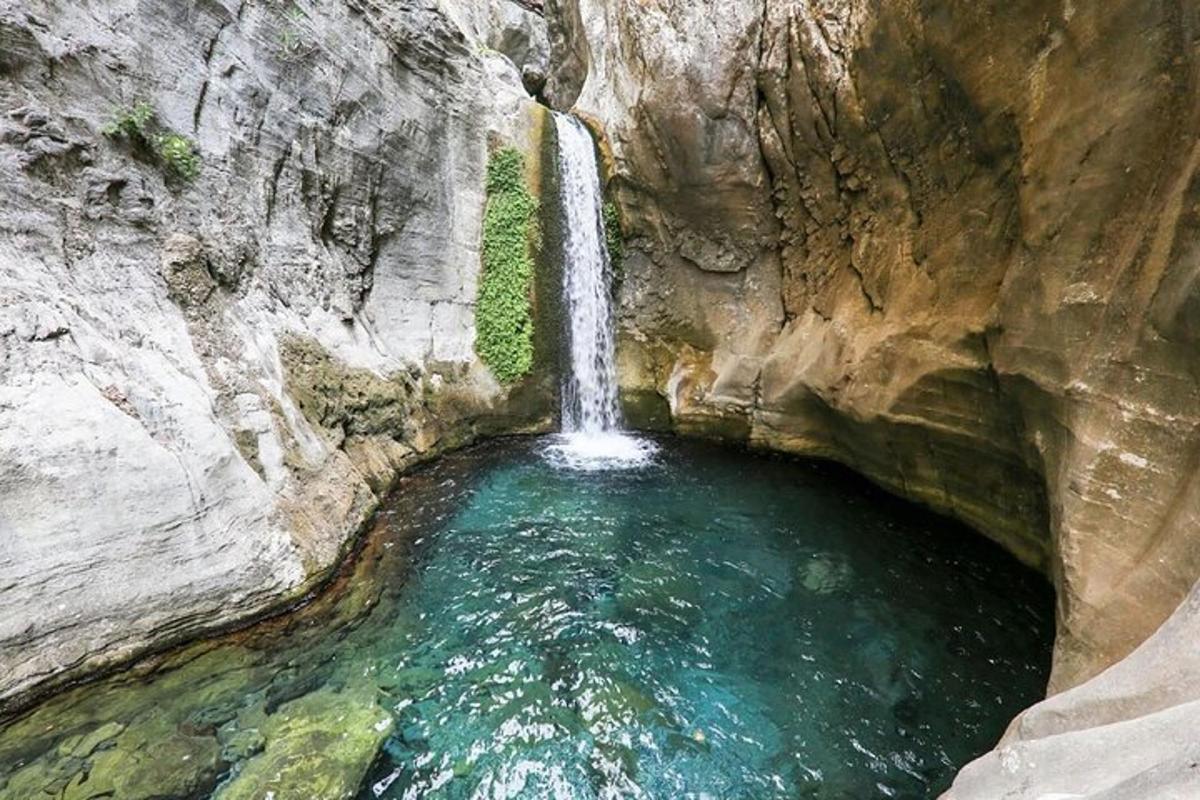 شلال في وسط بركة ماء