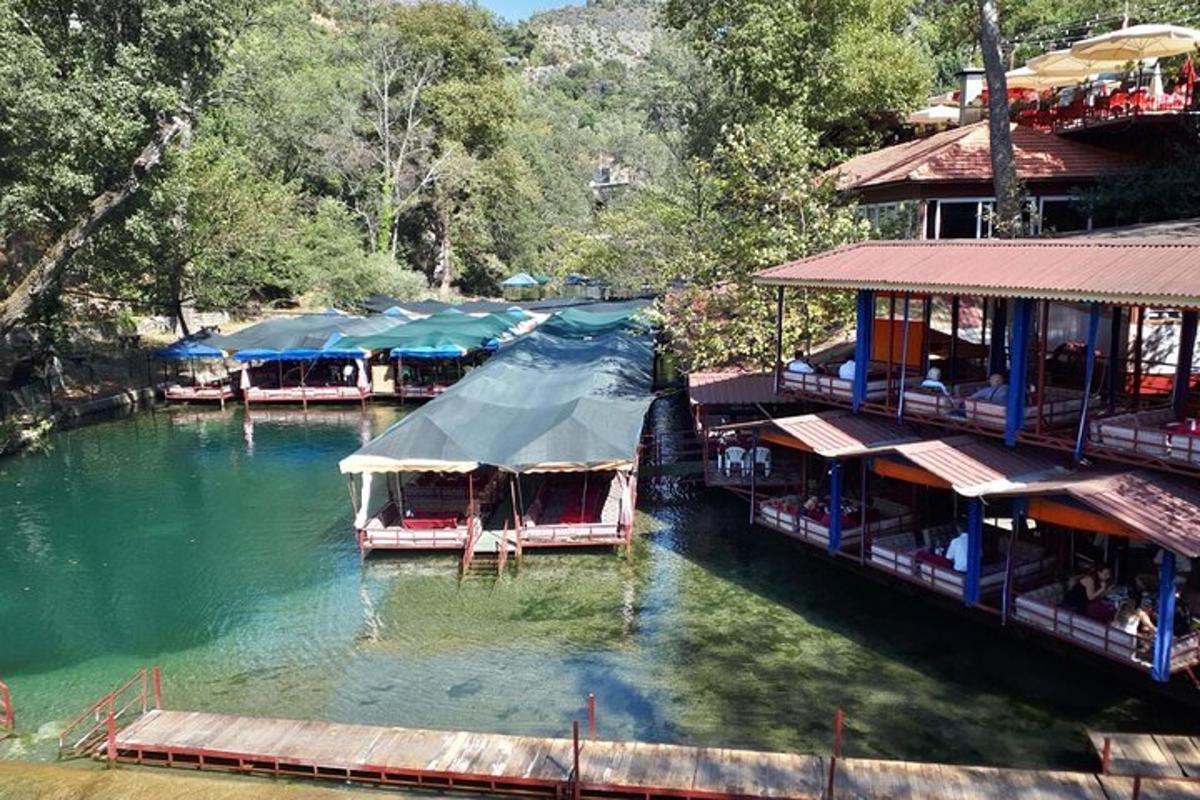 μια ομάδα σκαφών σε ένα ποτάμι με κτίρια