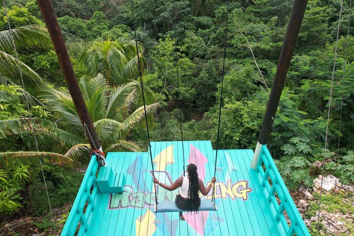 žena na zip line v džungli