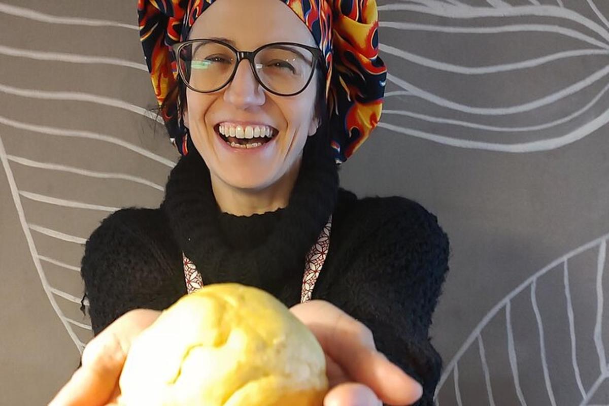 žena s brýlemi držící míč jídla