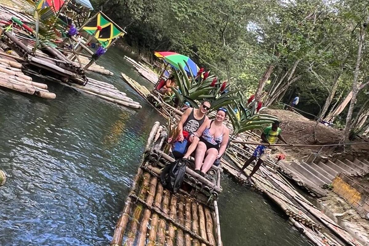 dua orang duduk di atas jambatan di atas sungai