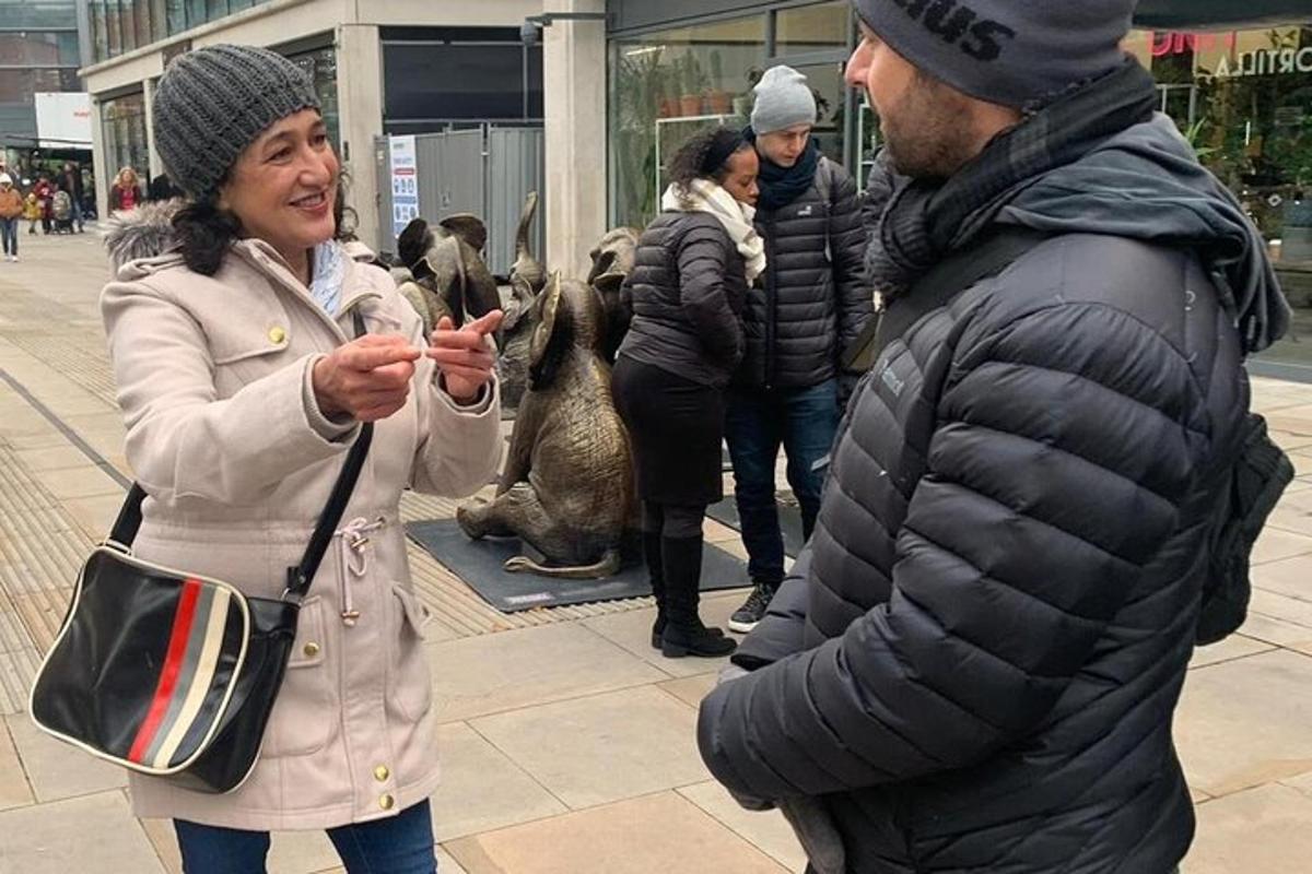 žena mluvící s mužem na ulici