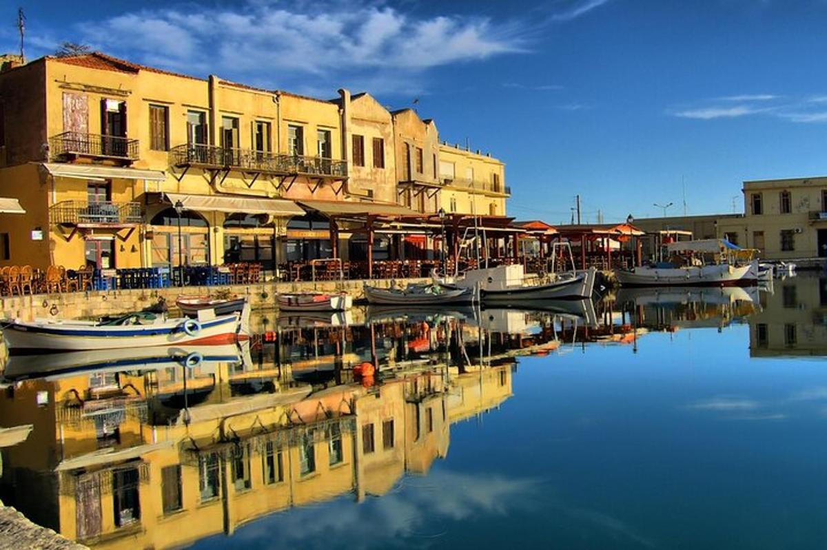 un gruppo di barche è attraccato in un porto turistico
