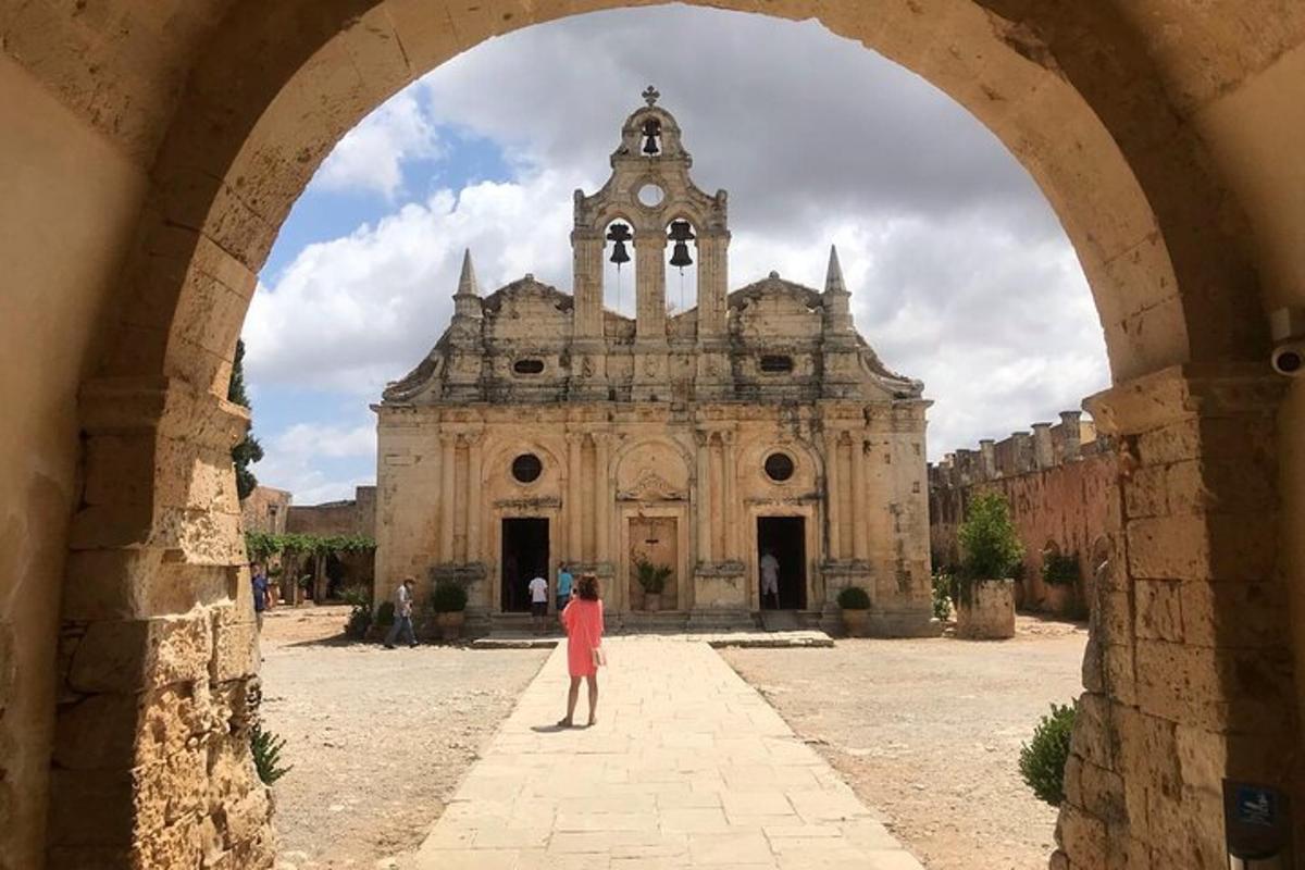 Un hombre parado frente a una iglesia antigua