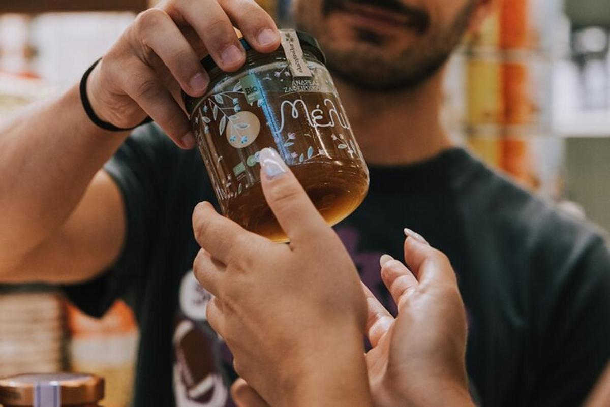 un home sosté un got de cervesa