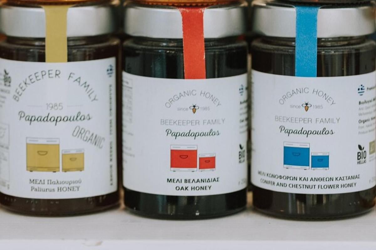 un gruppo di barattoli di marmellata su uno scaffale