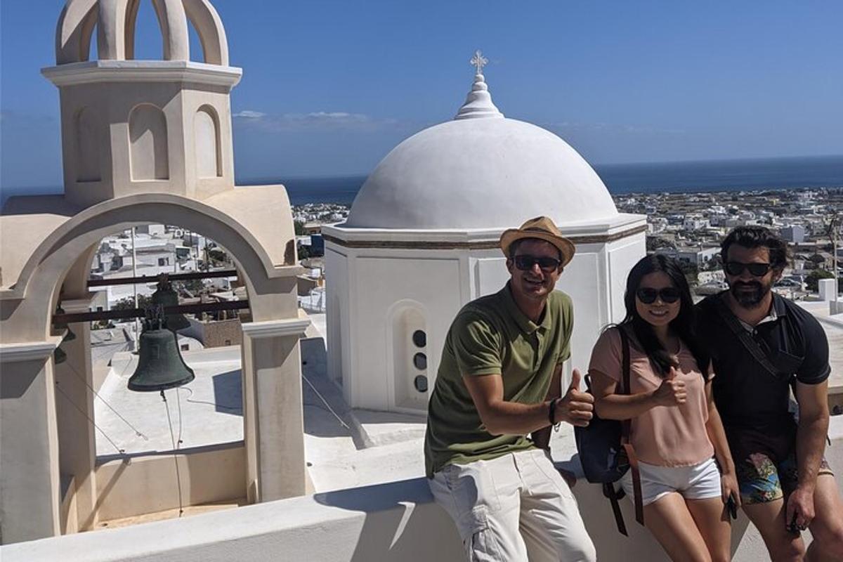 tres persones posant per a una foto a la part superior d'un edifici