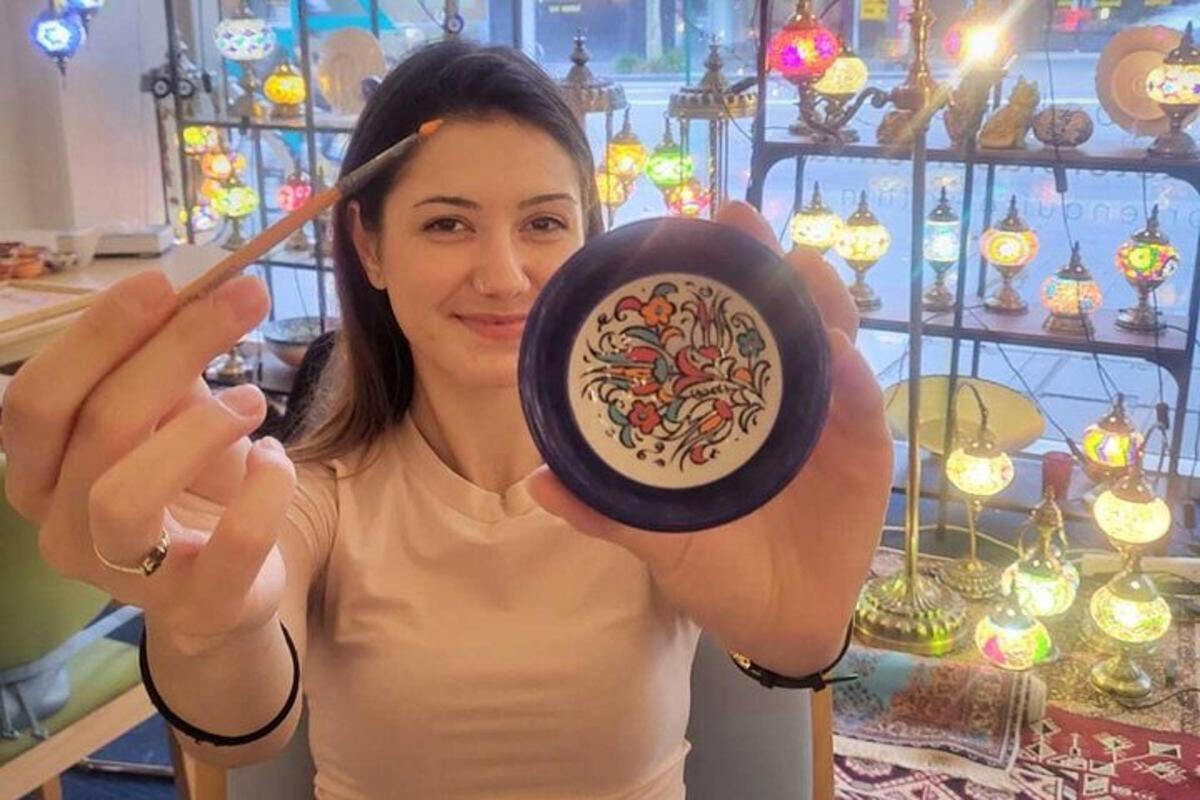 женщина держит тарелку палочкой для еды