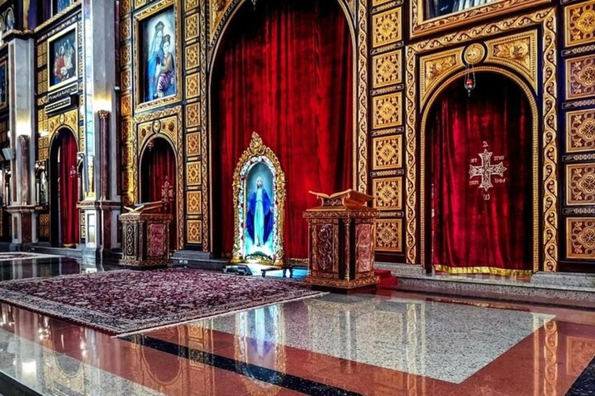 ένα μεγάλο δωμάτιο με κόκκινες κουρτίνες και ένα βωμό