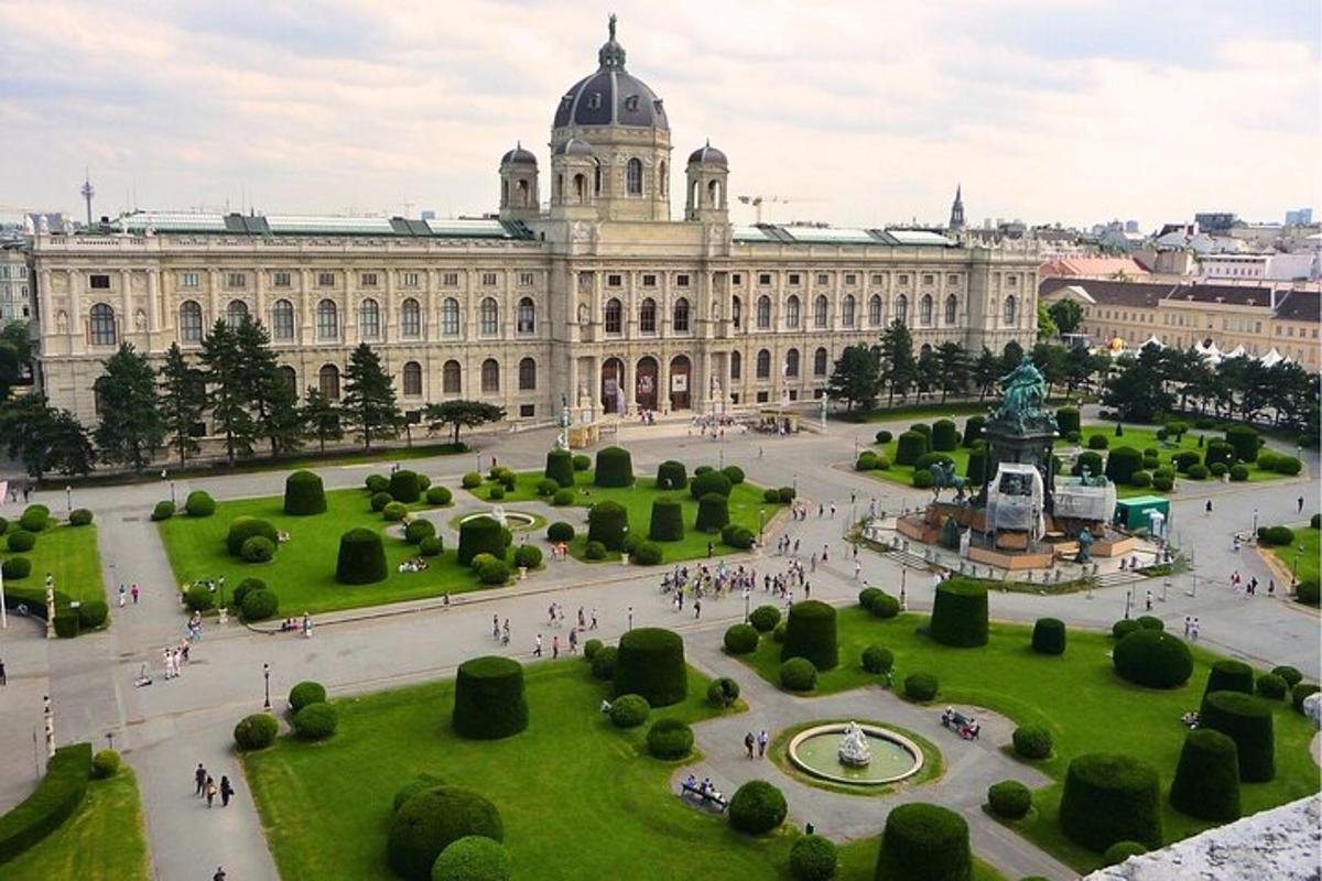 un grande edificio con un parco di fronte