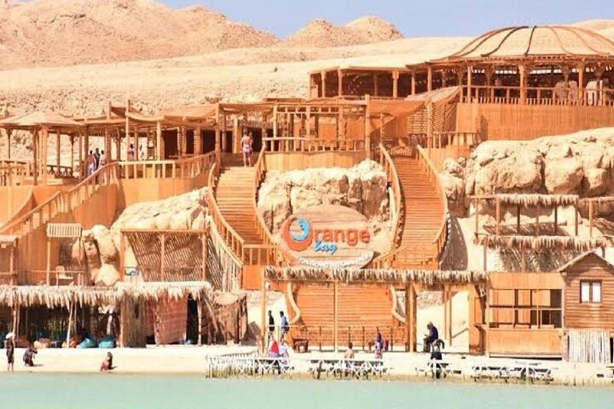 resort se skluzavkou uprostřed vody