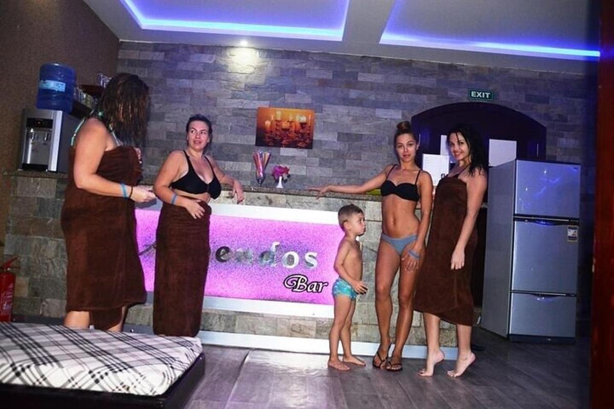 um grupo de mulheres em pé em frente a um bar