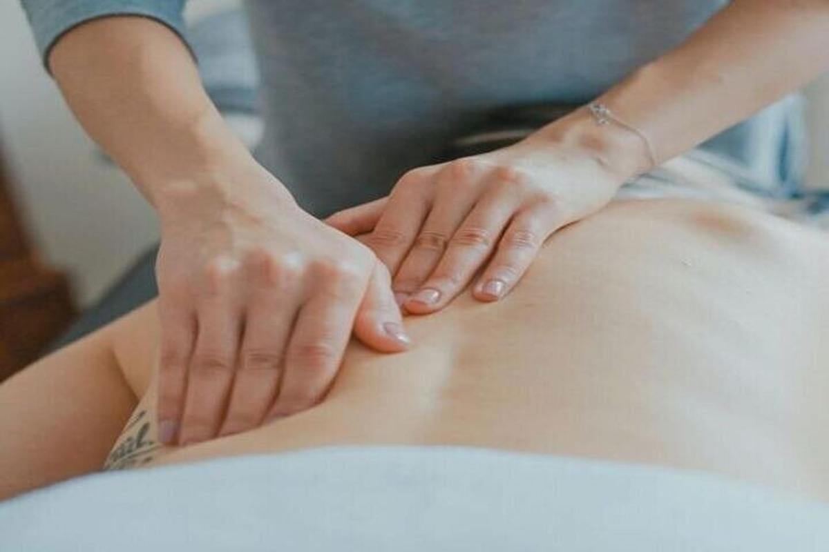 치료사로부터 등 마사지를 받는 여성