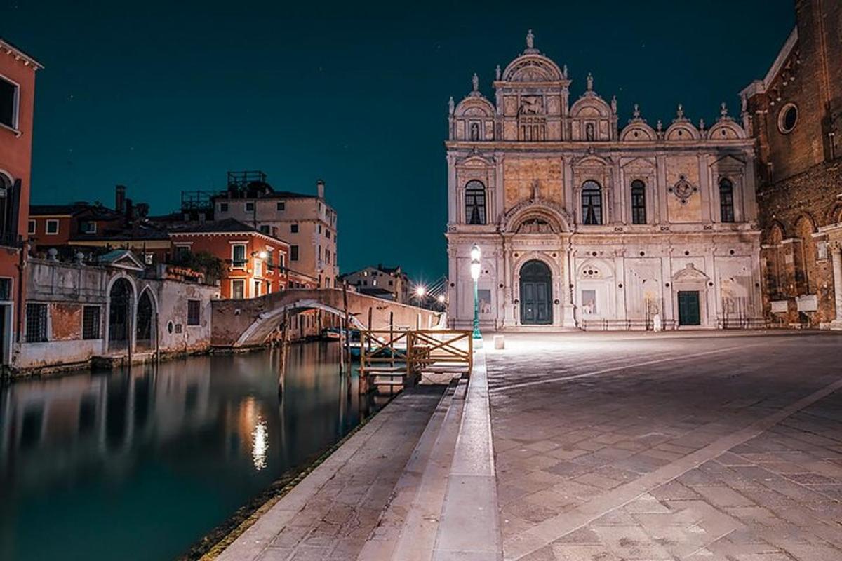 un grande edificio accanto a un fiume di notte