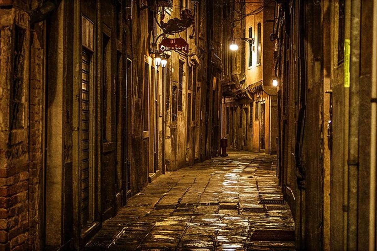 um beco vazio à noite com luzes