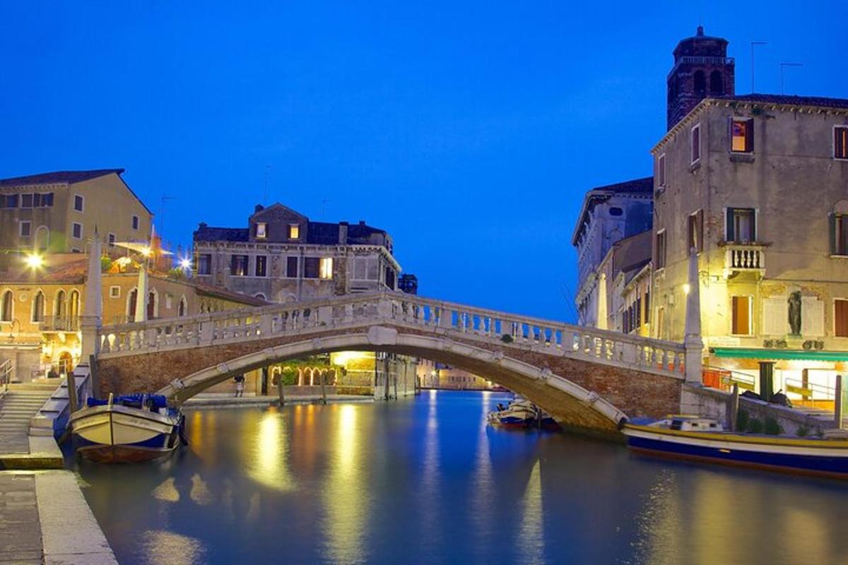 un ponte sopra un fiume in una città di notte